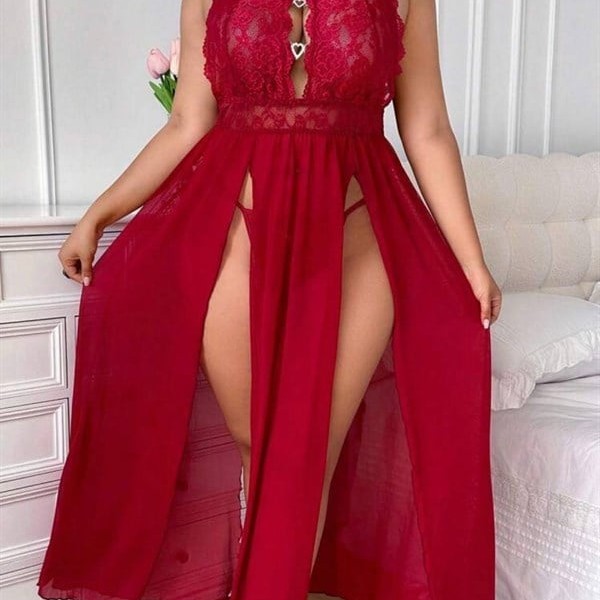 Arias Closet Büyük Beden Kırmızı Dantel İşlemeli Göğüs Detaylı Yırtmaçlı Fantezi Gecelik