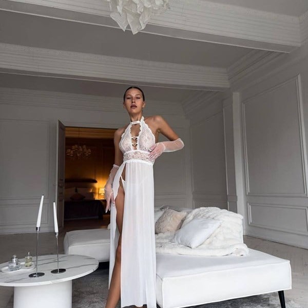 Arias Closet Özel Tasarım Beyaz Dantel İşlemeli Göğüs Detaylı Yırtmaçlı Fantezi Gecelik