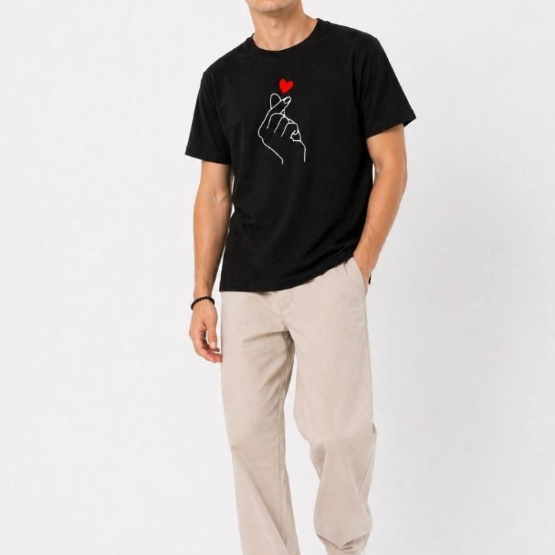 Erkek Kore Parmak Kalp Aşk Temalı Minimal Baskılı Tişört Yazlık Kısa Kol T-Shirt - Siyah