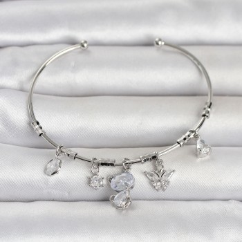 Gümüş Renk Pirinç Kedi Detaylı Charmlı Kadın Bileklik