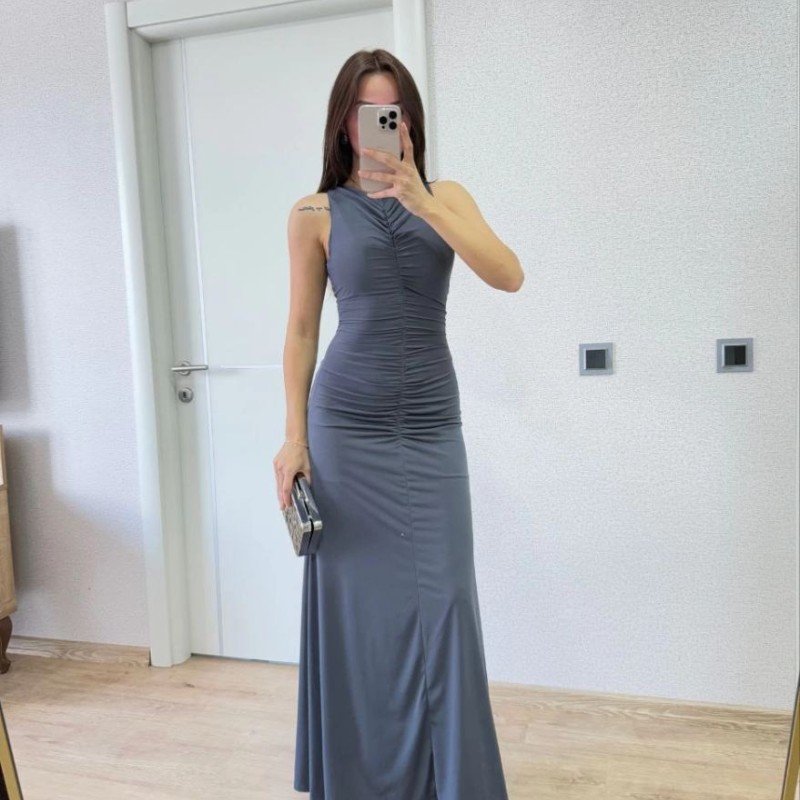 Kadın Bürümcük Kumaşlı İçi Astarlı Üzgülü Kolsuz Büzgülü Uzun Elbise - Füme