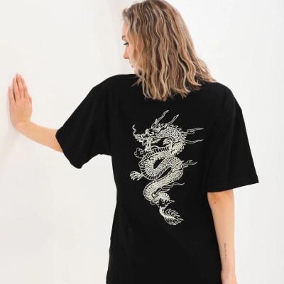 Kadın Kısa Kol Yazlık Tişört Bisiklet Yaka Ejderha Baskılı T-Shirt - Siyah