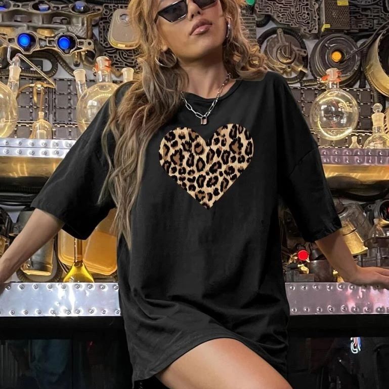 Kadın Leopar Kalp Baskılı Tişört Kısa Kol Bisiklet Yaka Oversize T-shirt - Siyah