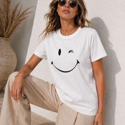 Kadın Minimal Gülümseyen Yüz Baskılı Tişört Kısa Kol Yazlık T-Shirt - Beyaz