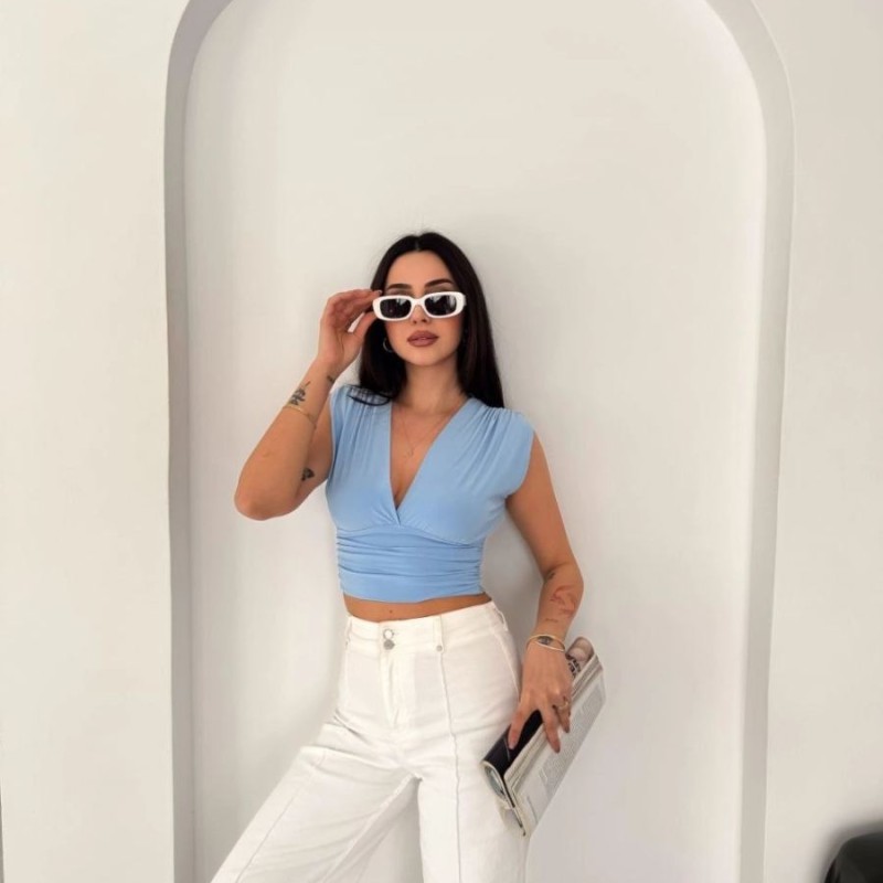 Kadın Vatkalı Kolsuz V Yaka Drapeli Crop Bluz Likralı Fit - Bebek Mavisi