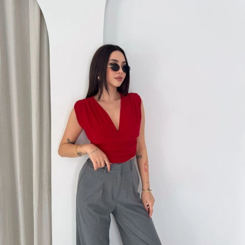 Kadın Vatkalı Kolsuz V Yaka Drapeli Crop Bluz Likralı Fit - Kırmızı
