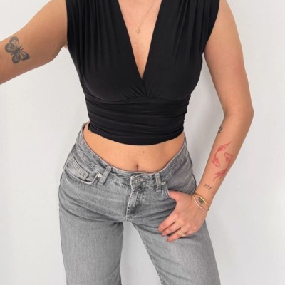 Kadın Vatkalı Kolsuz V Yaka Drapeli Crop Bluz Likralı Fit - Siyah