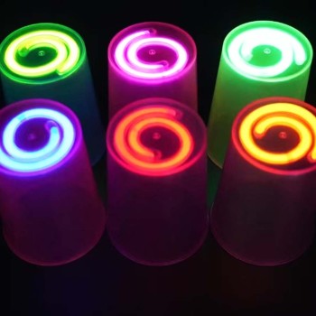 Karanlıkta Yanan Mega Glow Bardaklar 8 Adet