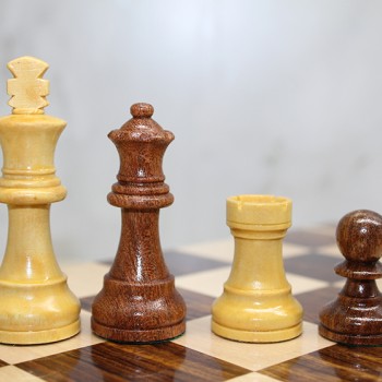 Özel Vernikli Mıknatıs Taşlı Ahşap Katlanabilir Kutulu Satranç Oyunu 17.5 Cm