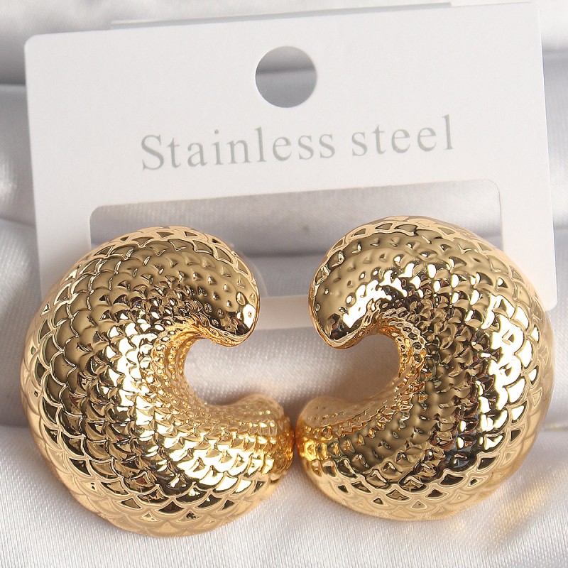 Pirinç Gold Renk Yılan Sırtı İşlemeli Yarım Halka Model Kadın Küpe